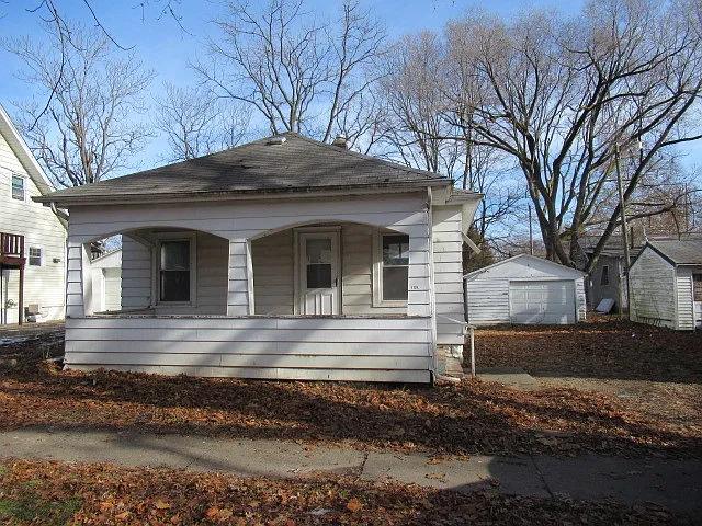 1104 N Hickory St photo 1