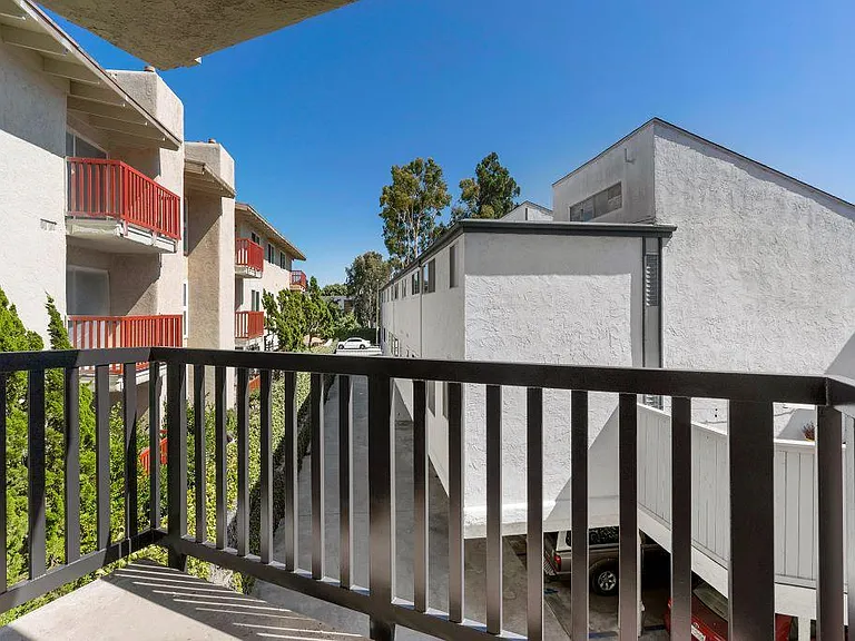 Parkway Terrace — Photo 8