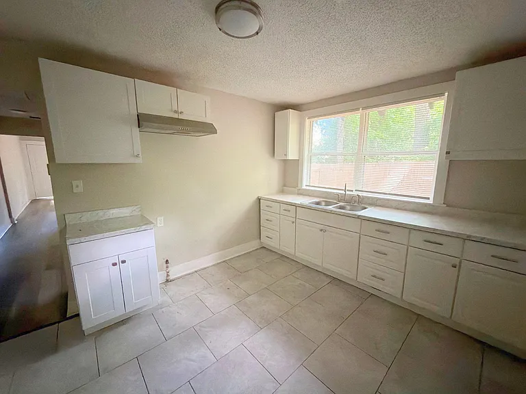 1450 Oaklawn St — Photo 4