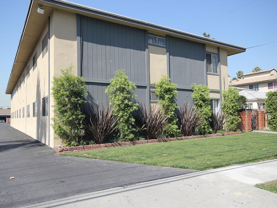 Deluxe 15 unit well maintained apartment with 24 HR Video Security! On-Site Laundry & Parking