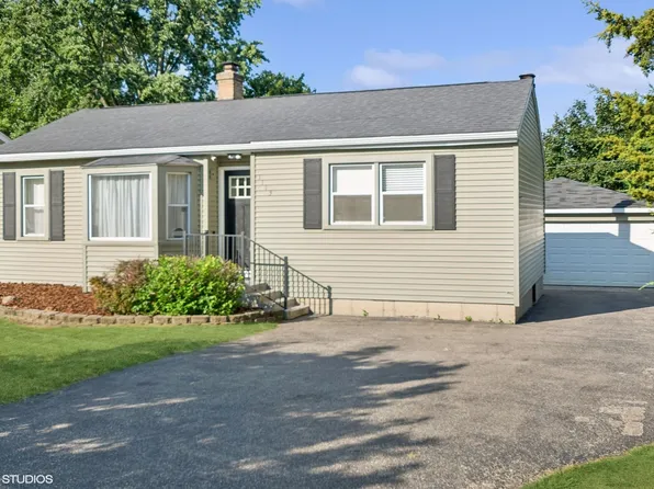 1113 Ash St, Lake In The Hills, IL 60156