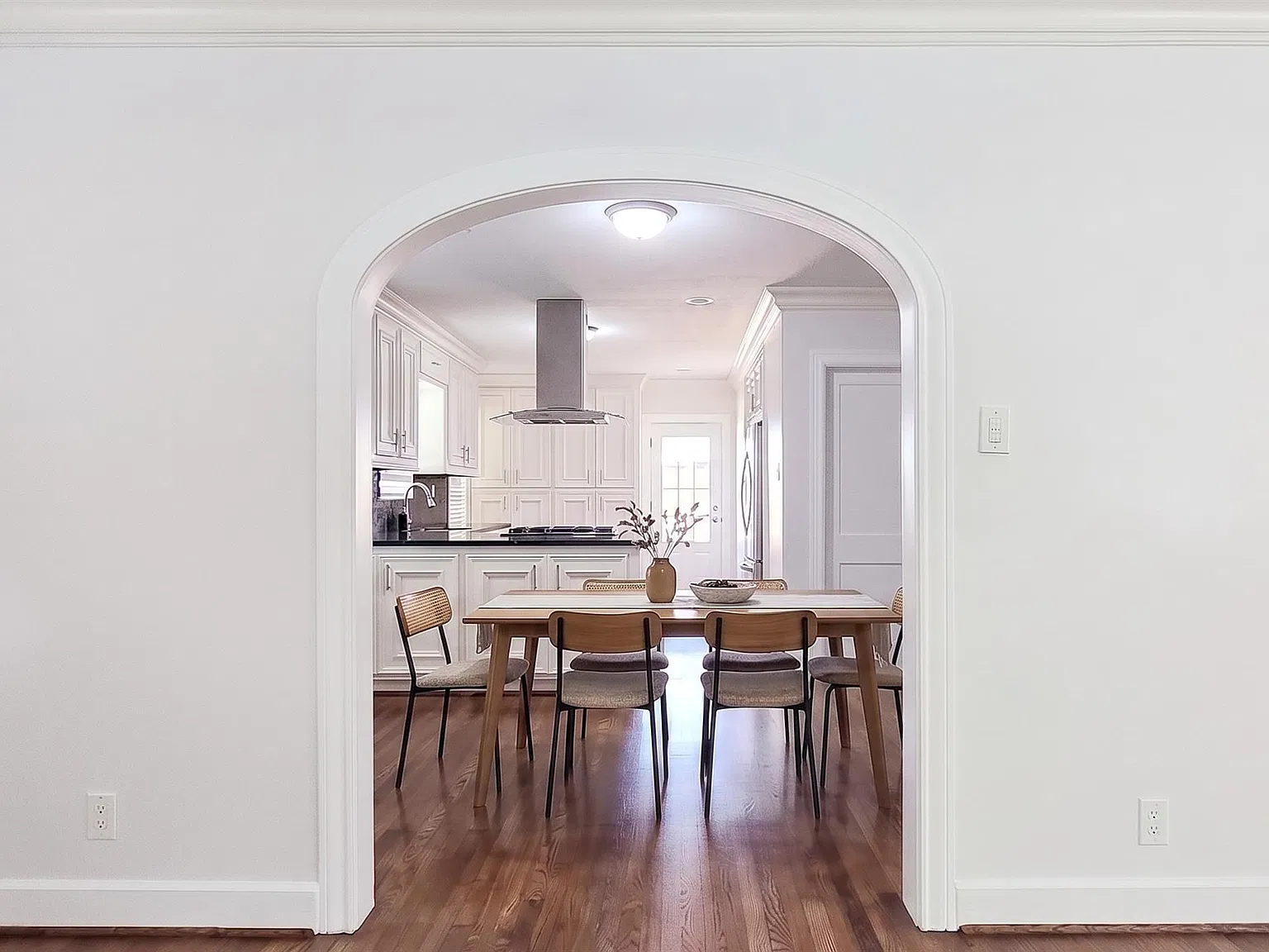 2 bed, 1.0 bath, 1104 sqft, $2,050 — Photo 3