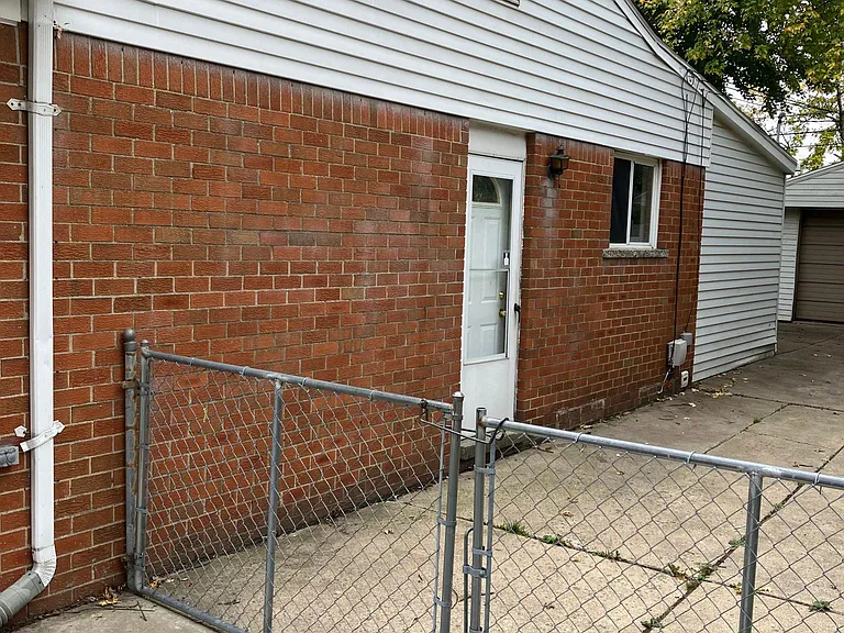 8440 Doncaster Dr — Photo 3