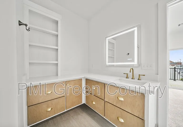 118 E Elgin St — Photo 25