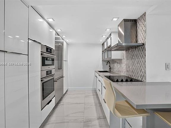4th image of 6039 Collins Ave #Cu-1624