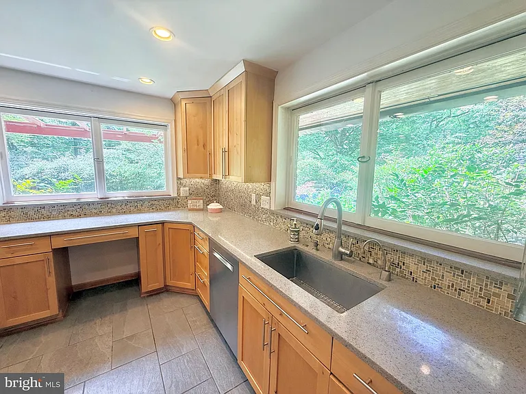 6819 Selkirk Dr — Photo 63