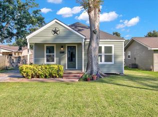 6878 Washington St, Groves, TX 77619