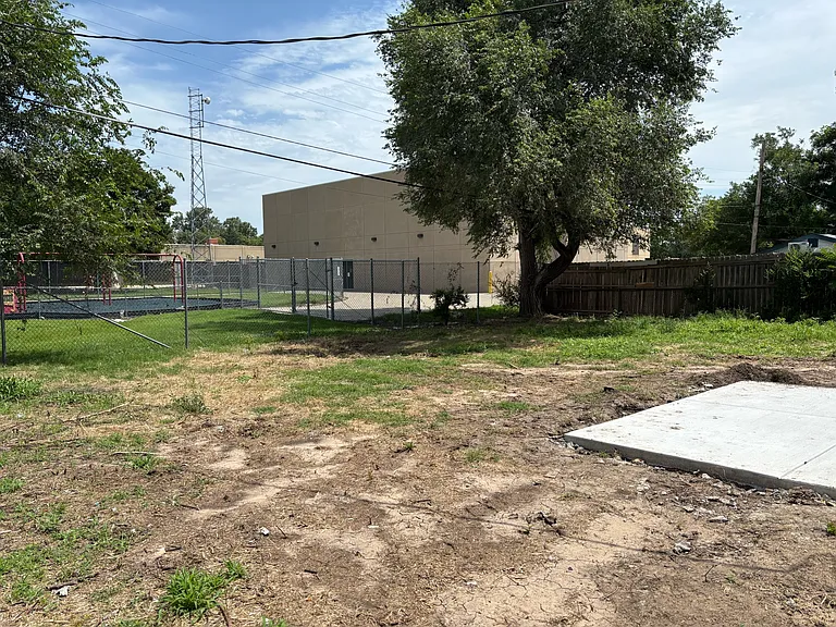 1326 E Crowley St — Photo 15