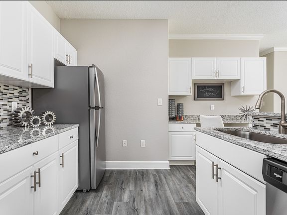 Upgraded Kitchen with Stainless Steel Appliances