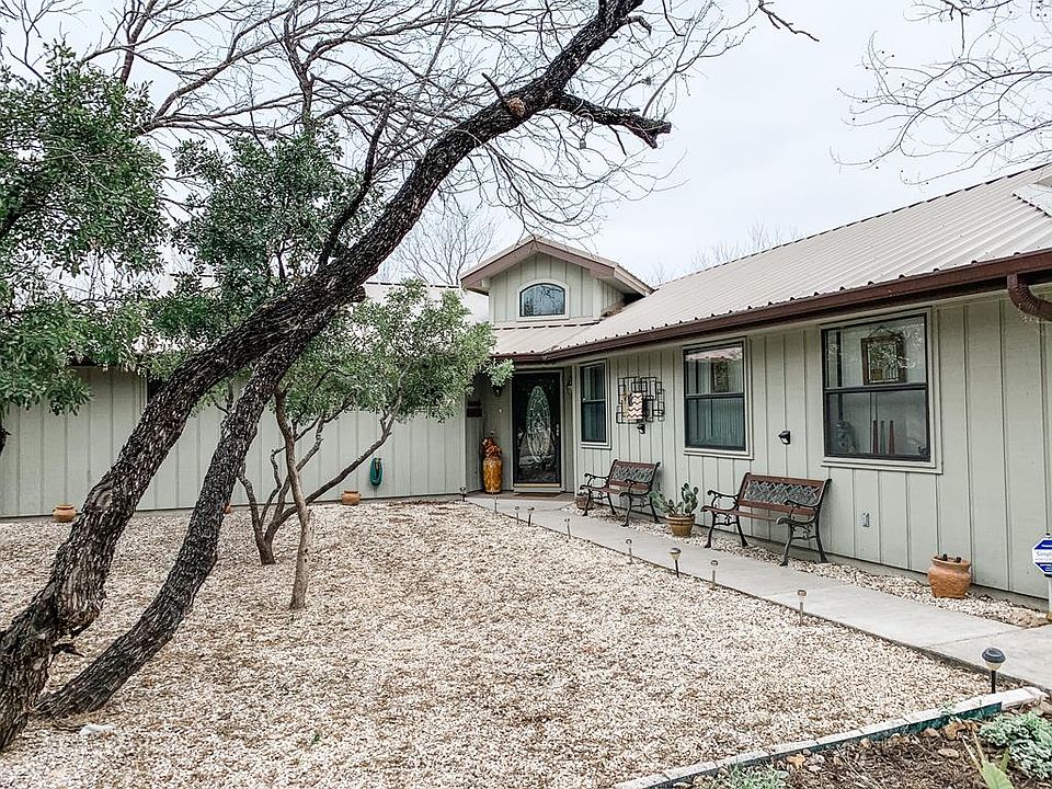 1st image of 890 Fairway Cir