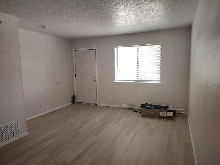 1415 Chelwood Park Blvd NE #A — Photo 6