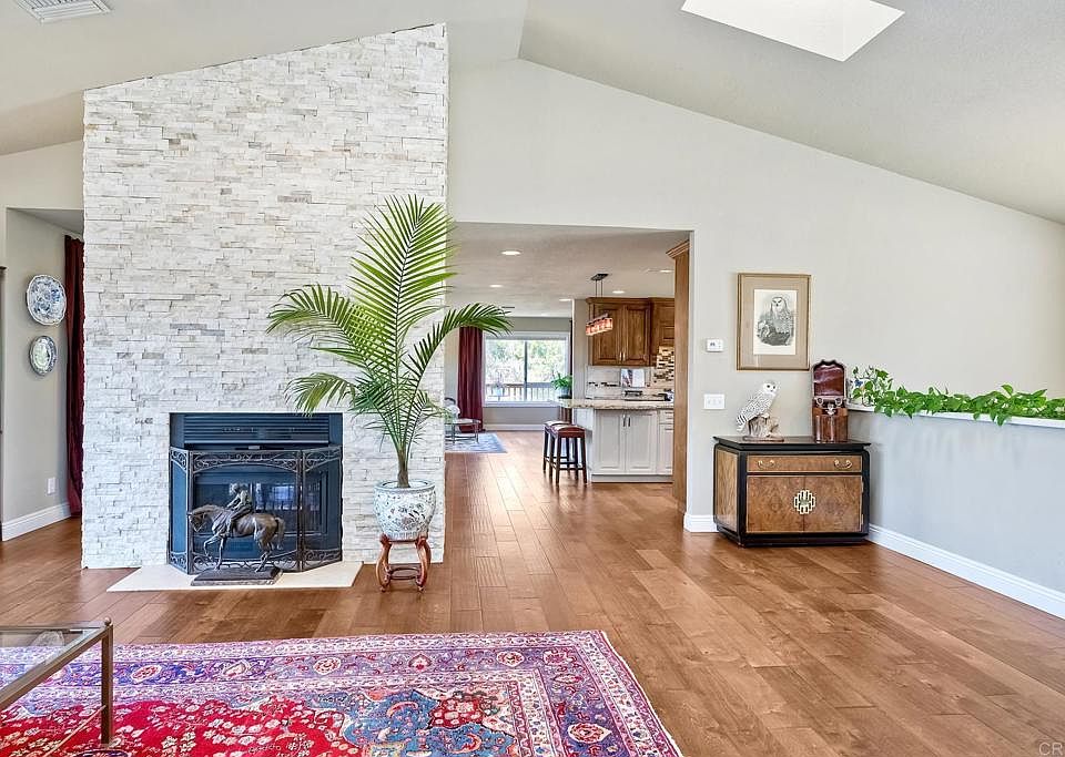1st image of 4715 Calle De La Vuelta
