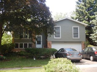7712 Knotty Pine Ct, Woodridge, IL