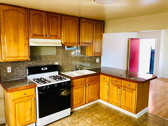 Kitchen (Washer/Dryer Hook-up in Kitchen Area)