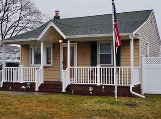 827 Keith Ln, West Islip, NY 11795