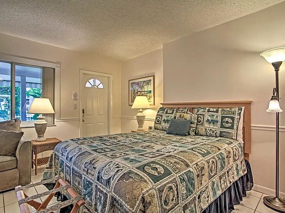 4th image of 3221 NE 7th Pl #C