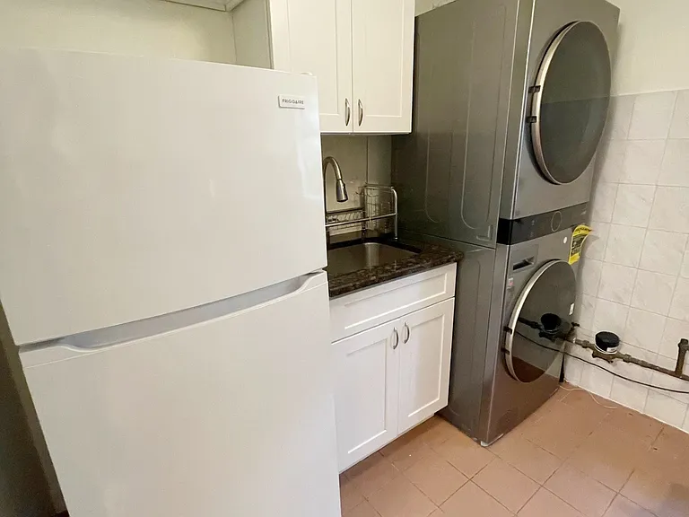 488 Walnut St #1 — Photo 3