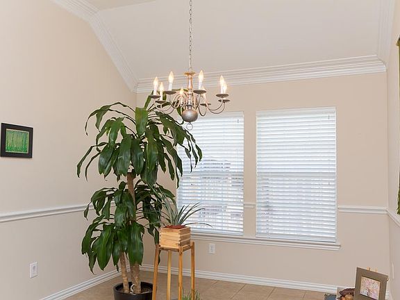 Formal dining room w/plenty of light throughout, high ceilin