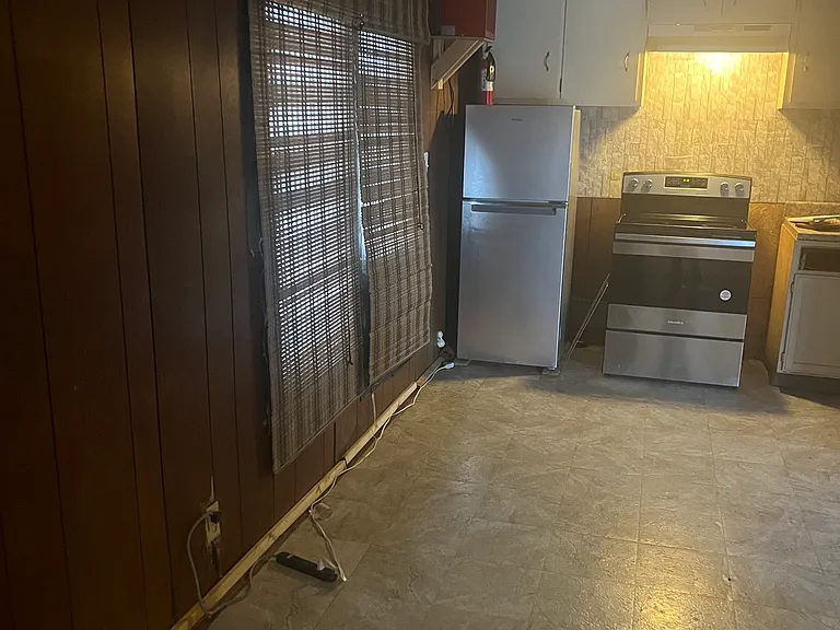2720 S Elm St — Photo 15
