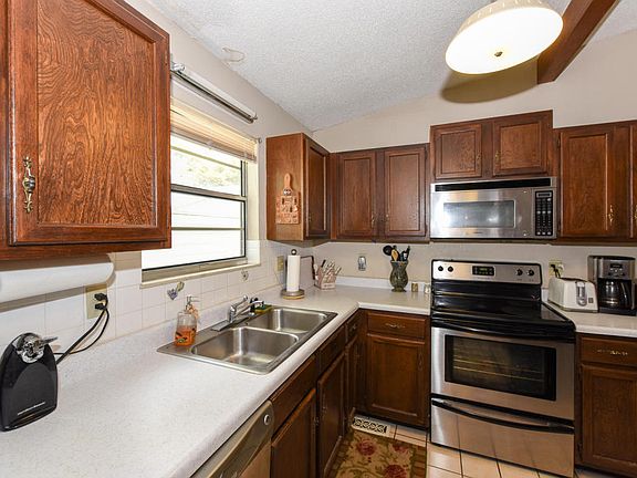 5th image of 827 Peterson Ln