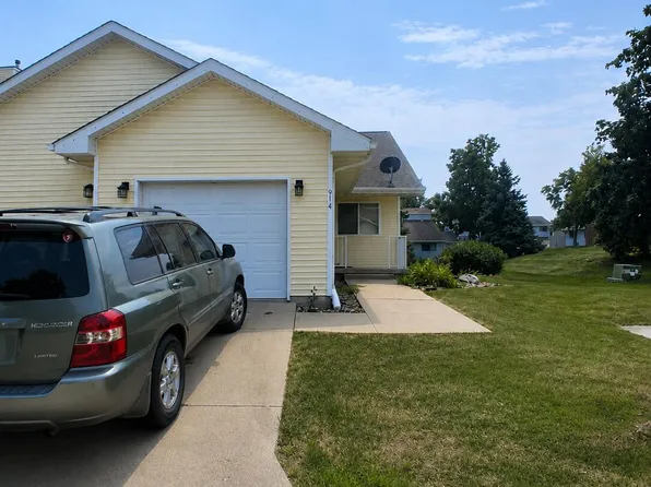 914 Meadow Ln, Altoona, IA 50009