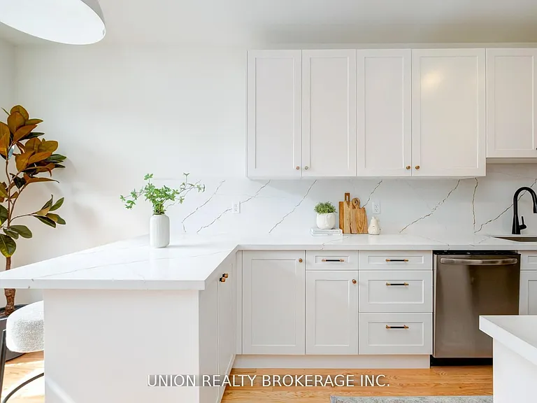 59D Woodbine Ave — Photo 7