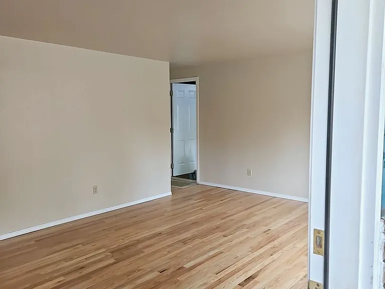 4228 S 160th St — Photo 3