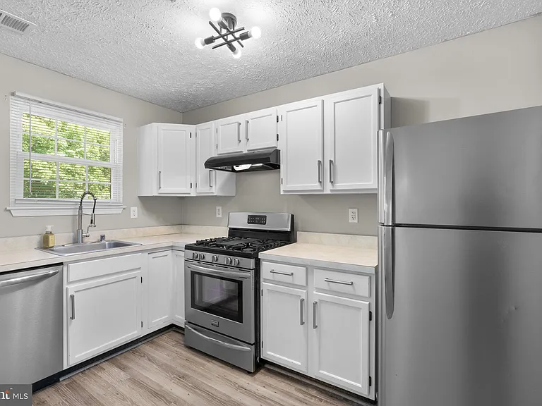 1043 Debbie Ave — Photo 12