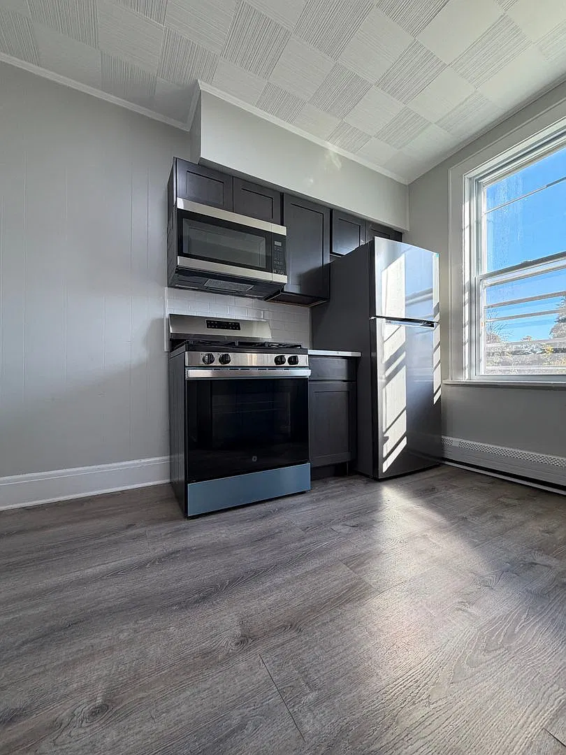 East 9th Apartments — Photo 2
