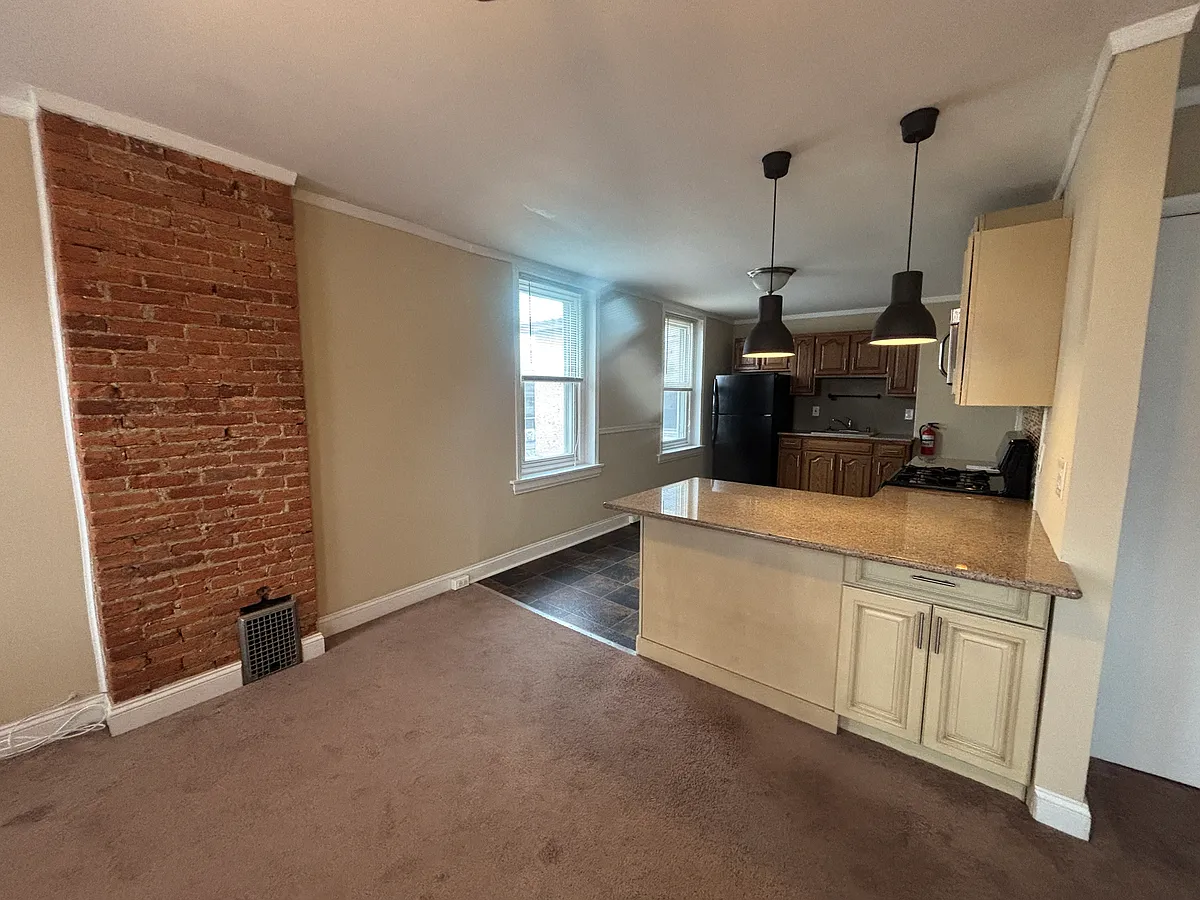Building Photo - 143 E 7th Ave #2