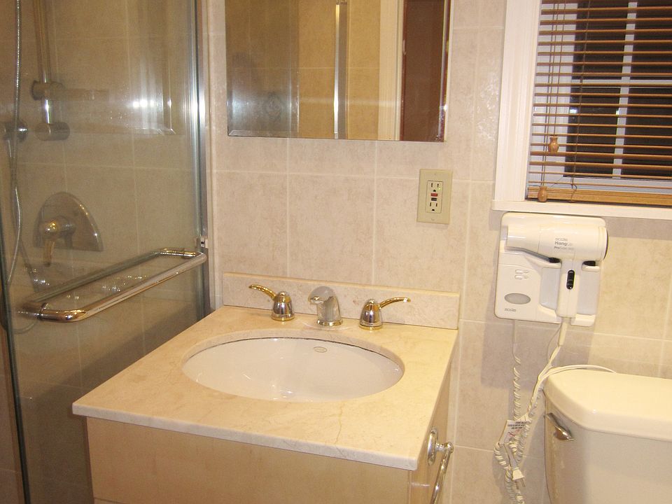 2nd image of 1533 Utopia Pkwy #2