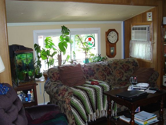 Living Rm 14x15 sf.Cathedral ceiling