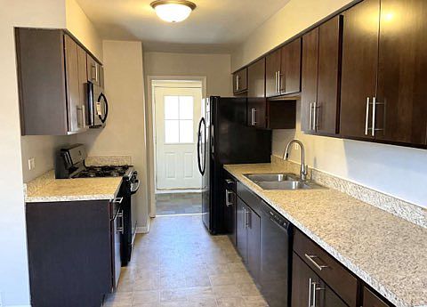 3rd image of 10521 Kedvale Ave #1