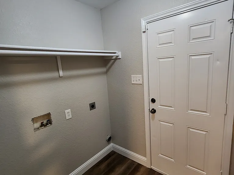 607 Hollyberry Dr — Photo 6