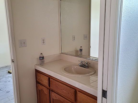 5th image of 693 Farallen Dr