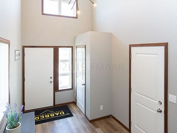 5th image of 806 Albert Dr W