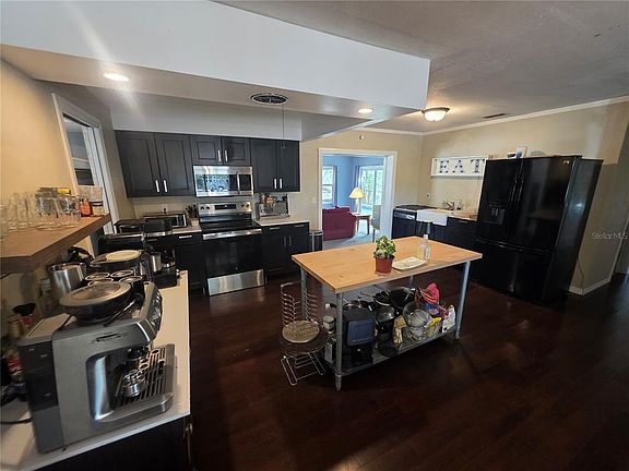 5th image of 1015 Rhodes Ave