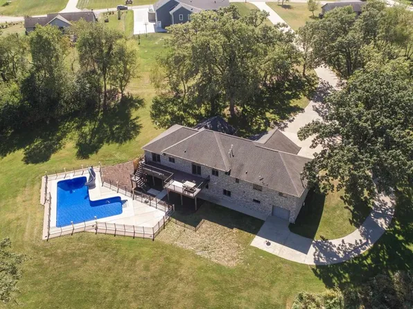 820 Oakwood Road, Hazel Green, WI 53811