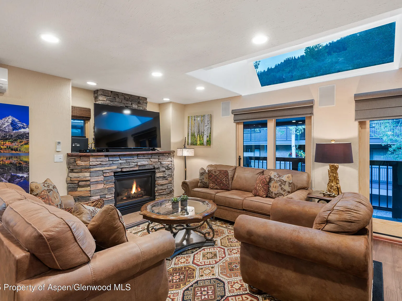 4 bed, 4.5 bath, 2349 sqft, $40,000 — Photo 3