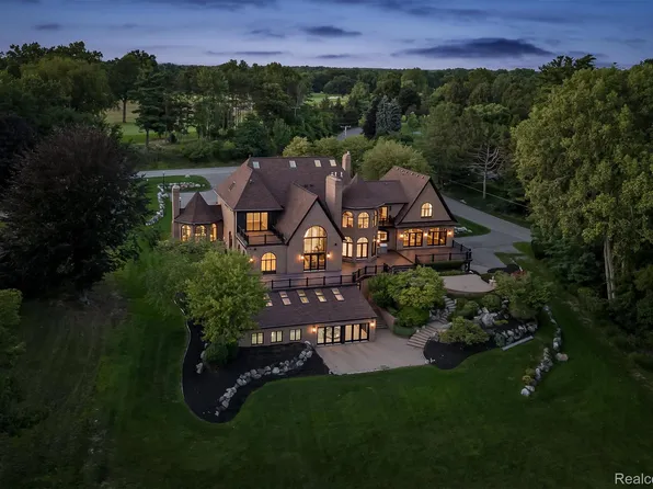 5305 Elmgate Bay Dr, Orchard Lake, MI 48324