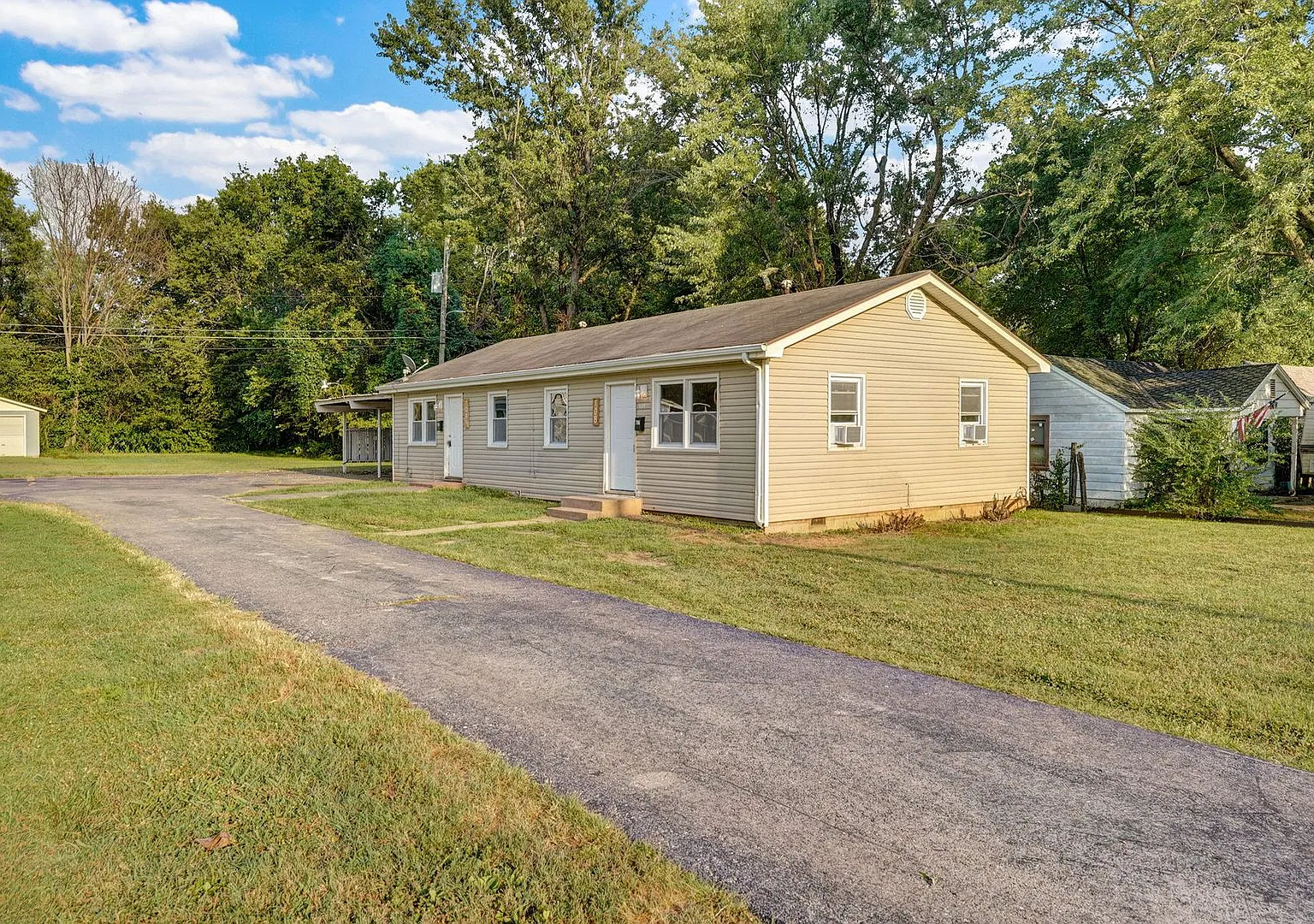 1 Bedroom | 1 Bathroom | House With Carport | Located On A Quiet Street| Lawn Care And Trash Incl... — Photo 2