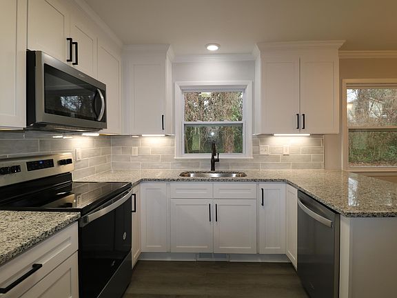 4th image of 226 Foxcroft Dr