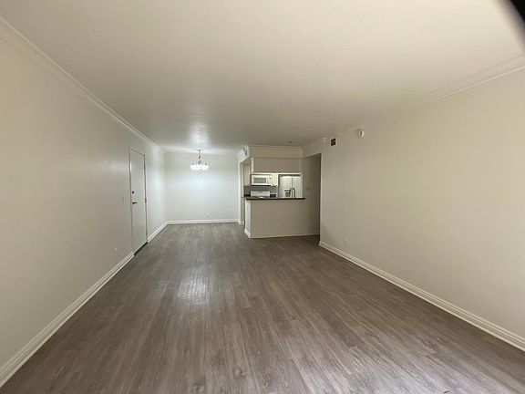 5th image of 15009 Moorpark St #115