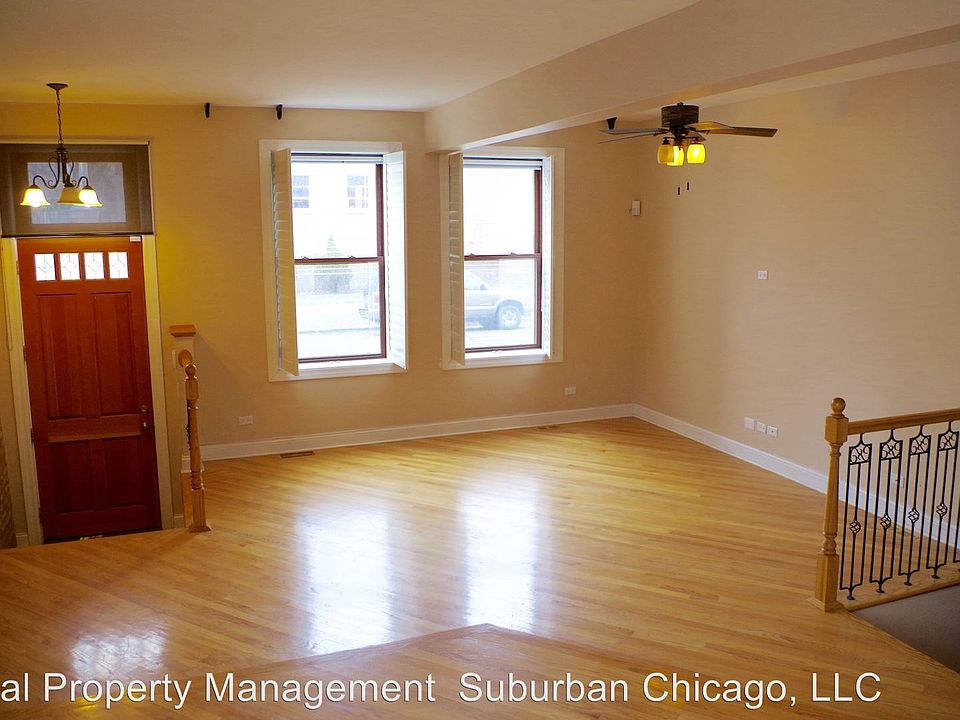 1st image of 3901 N Albany Ave #1