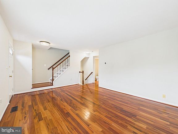 5th image of 216 Finchingfield Ct