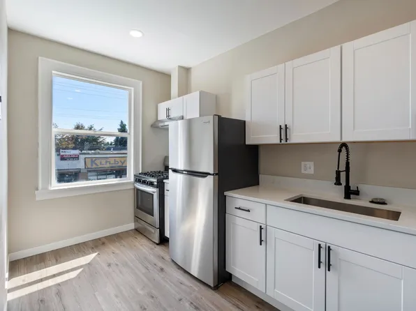 Roseway Apartments, 7311-7331 NE Sandy Blvd #3, Portland, OR 97213