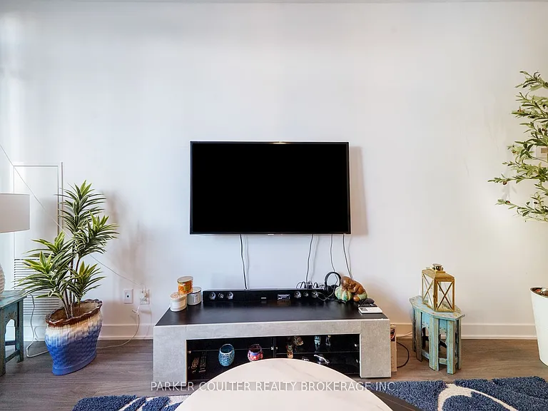 681 Yonge St #114 — Photo 16