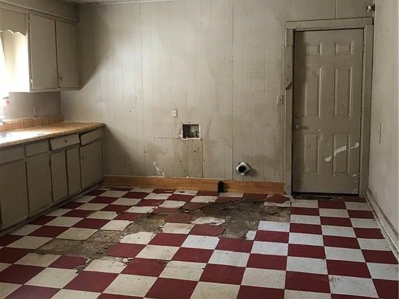 3rd image of 3051 Elm St