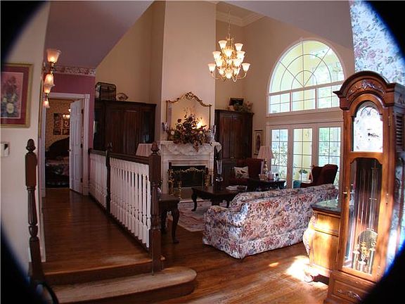 3rd image of 3018 S Victoria Ln