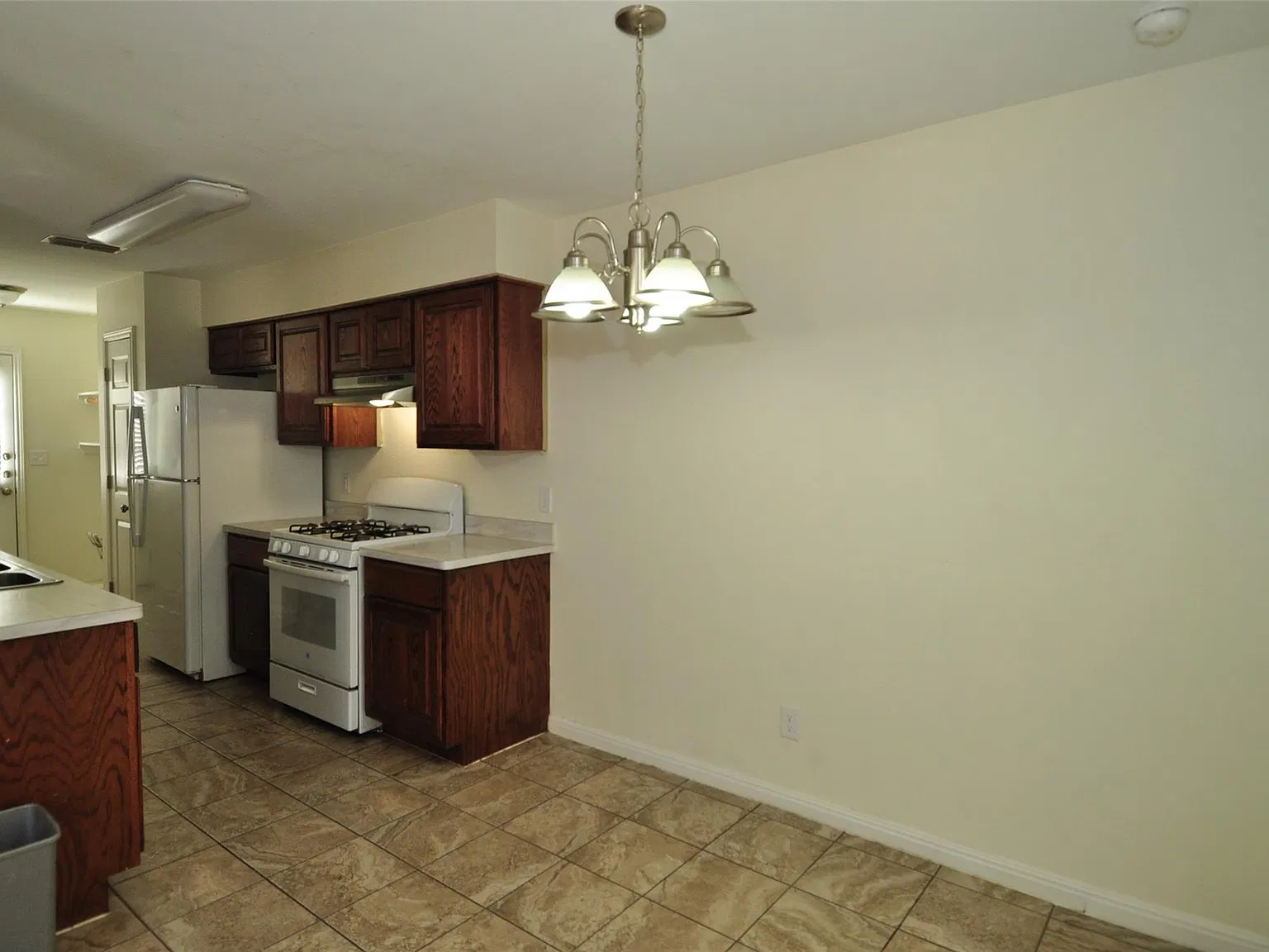 3 bed, 2.0 bath, 968 sqft, $1,350 — Photo 4